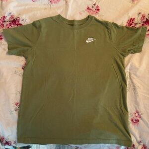 Nike t-shirt size XL size (16-18) girls or women’s Small